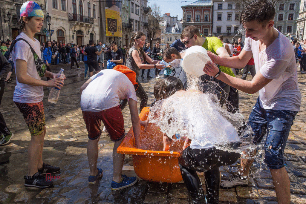 Яким раніше був Обливаний понеділок у Львові: добірка архівних світлин - 14