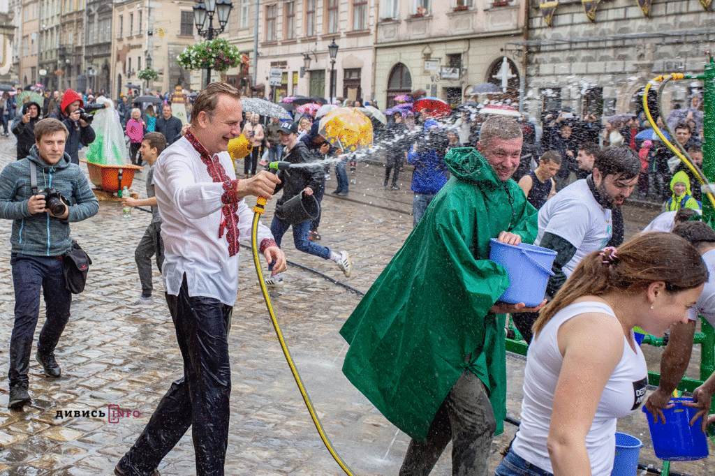 Яким раніше був Обливаний понеділок у Львові: добірка архівних світлин - 16