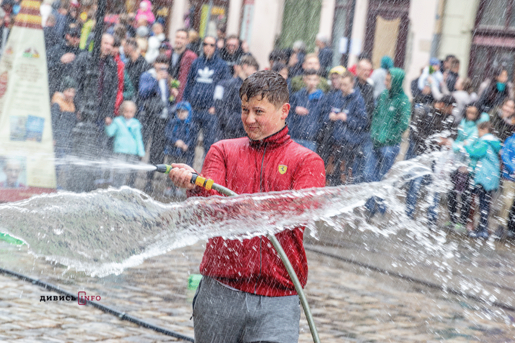 Яким раніше був Обливаний понеділок у Львові: добірка архівних світлин - 17