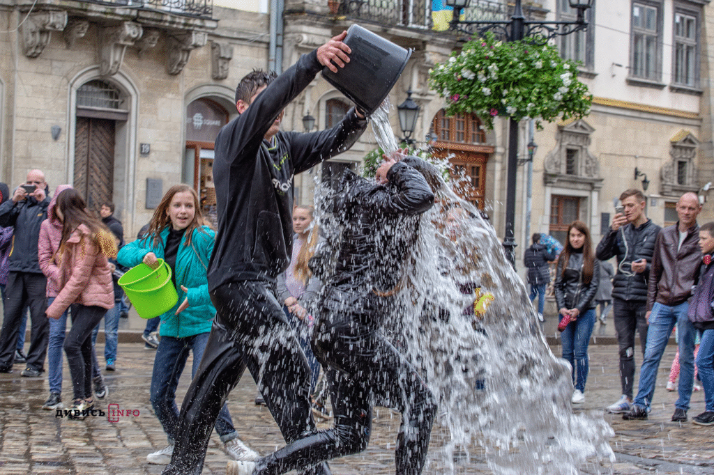 Яким раніше був Обливаний понеділок у Львові: добірка архівних світлин - 18