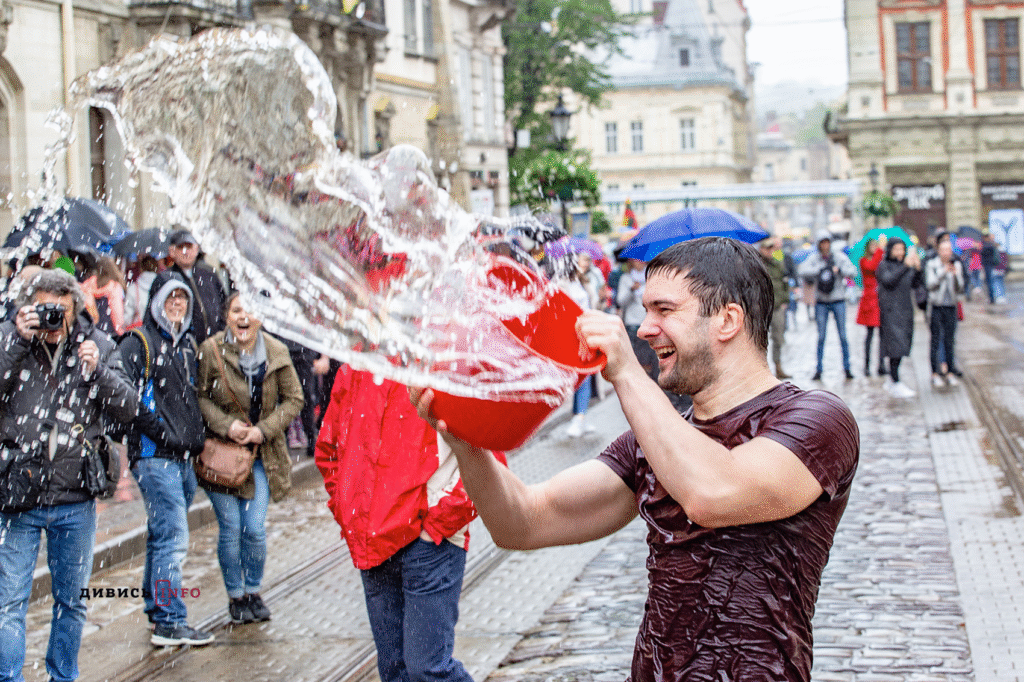 Яким раніше був Обливаний понеділок у Львові: добірка архівних світлин - 19