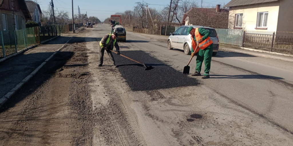 «Найважче в гірських районах»: якими є дороги Львівщини після зими та які планують відремонтувати - 6