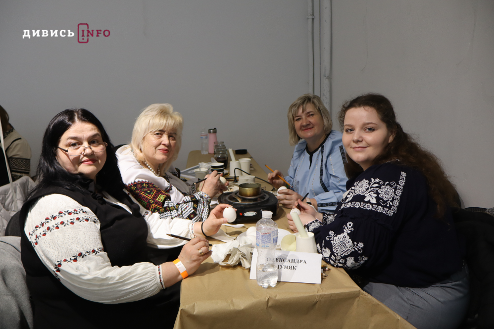 У Львові встановили рекорд України з наймасовішого розпису писанок (фото) - 10