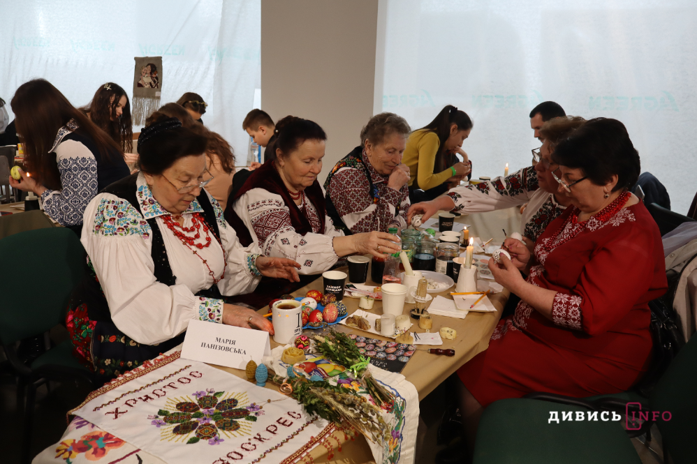 У Львові встановили рекорд України з наймасовішого розпису писанок (фото) - 9