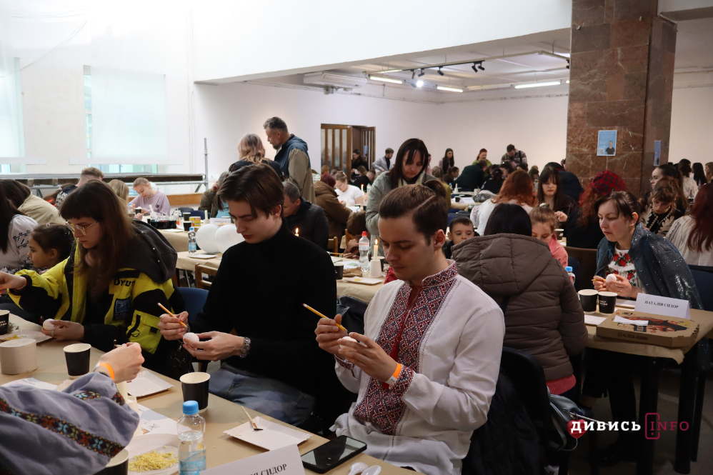 У Львові встановили рекорд України з наймасовішого розпису писанок (фото) - 4