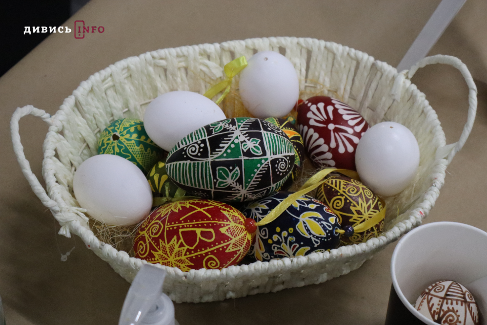 У Львові встановили рекорд України з наймасовішого розпису писанок (фото) - 3
