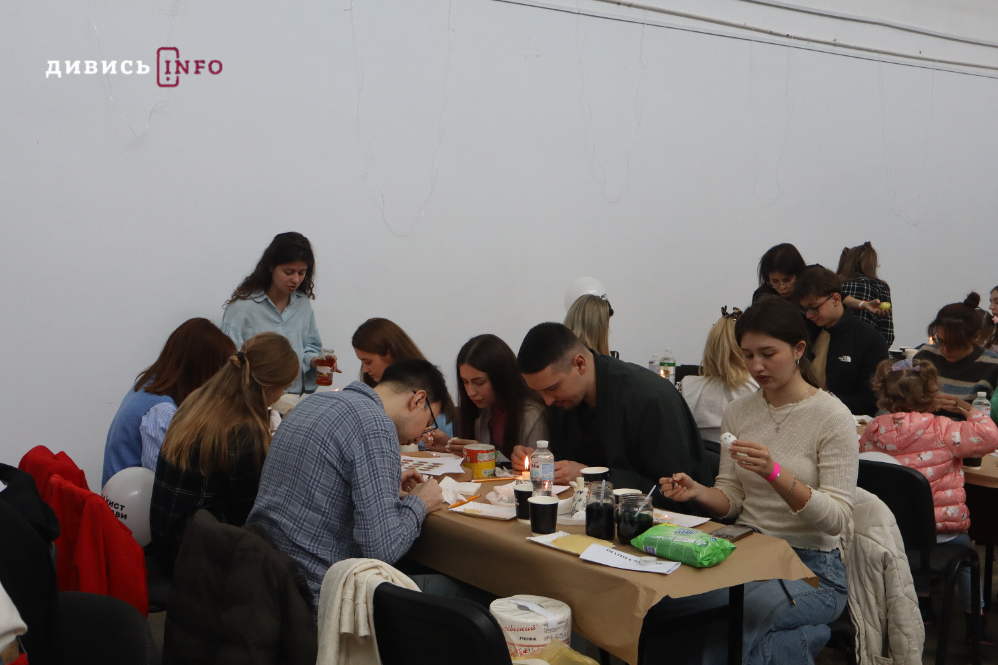 У Львові встановили рекорд України з наймасовішого розпису писанок (фото) - 12