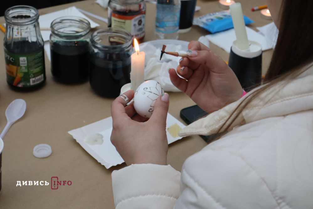 У Львові встановили рекорд України з наймасовішого розпису писанок (фото) - 2