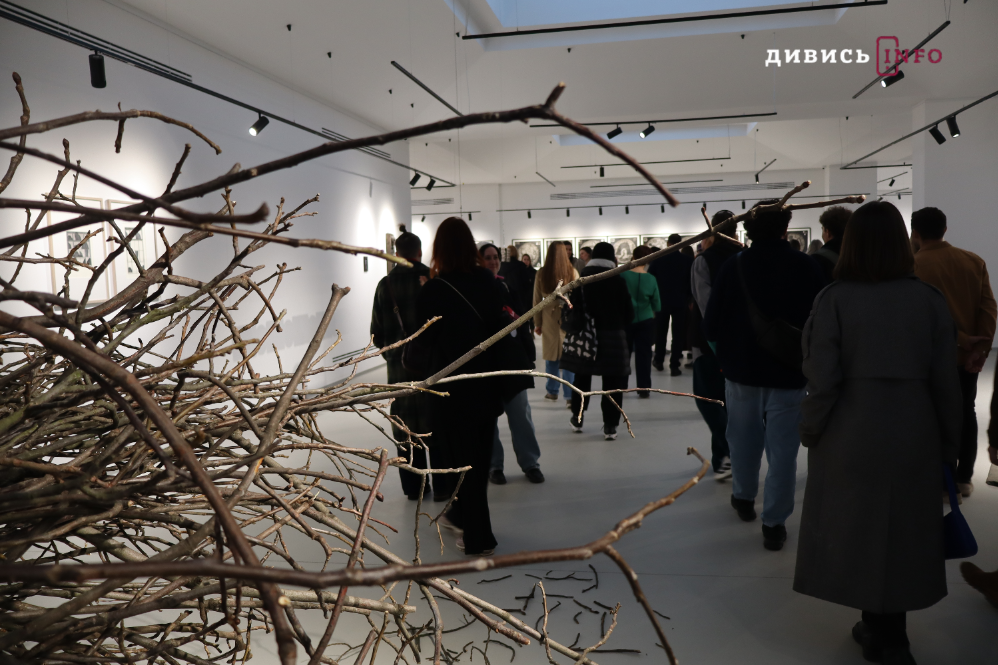 Про здатність відновлюватися і зберігати опору: у Львові відкрили виставку «ОАЗА?» - 14