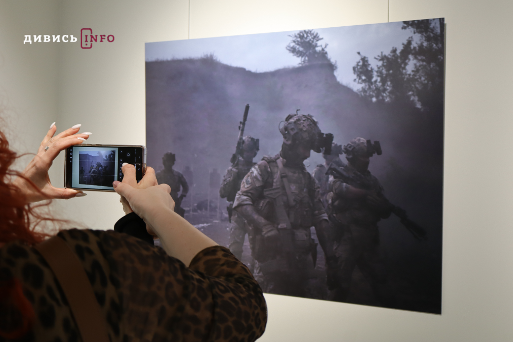 У Львові триває фотовиставка «Хартія: Спека.11 поглядів на війну» (фото, відео) - 11