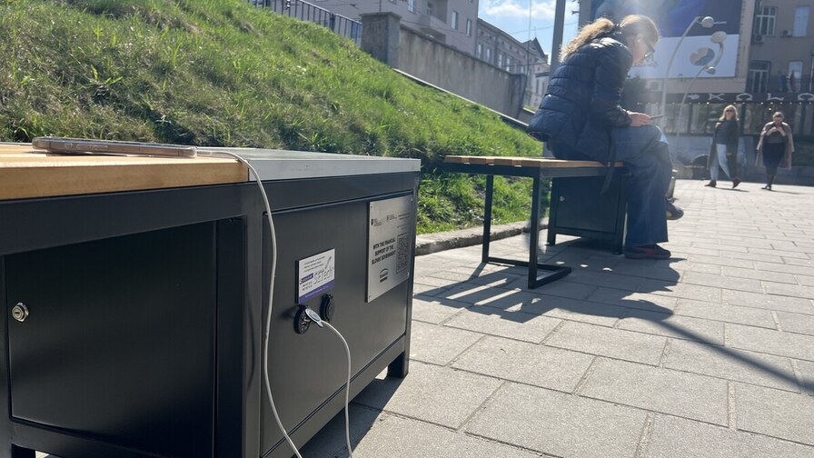 У Львові з’явилися лавки з сонячними батареями - 7