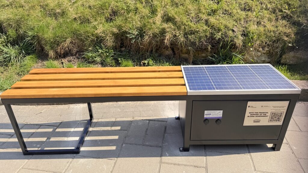 У Львові з’явилися лавки з сонячними батареями - 1