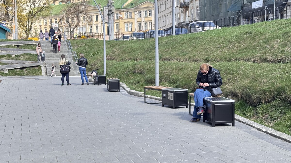 У Львові з’явилися лавки з сонячними батареями - 5