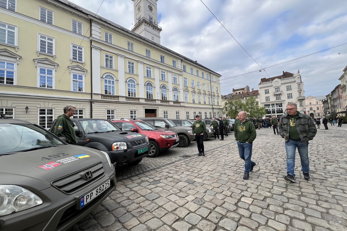 У Львові норвезькі волонтери передали 30 автівок українським військовим - 1