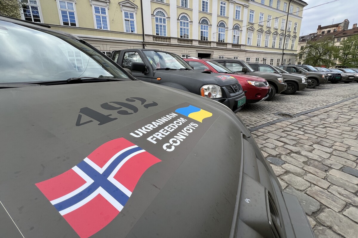 У Львові норвезькі волонтери передали 30 автівок українським військовим - 2