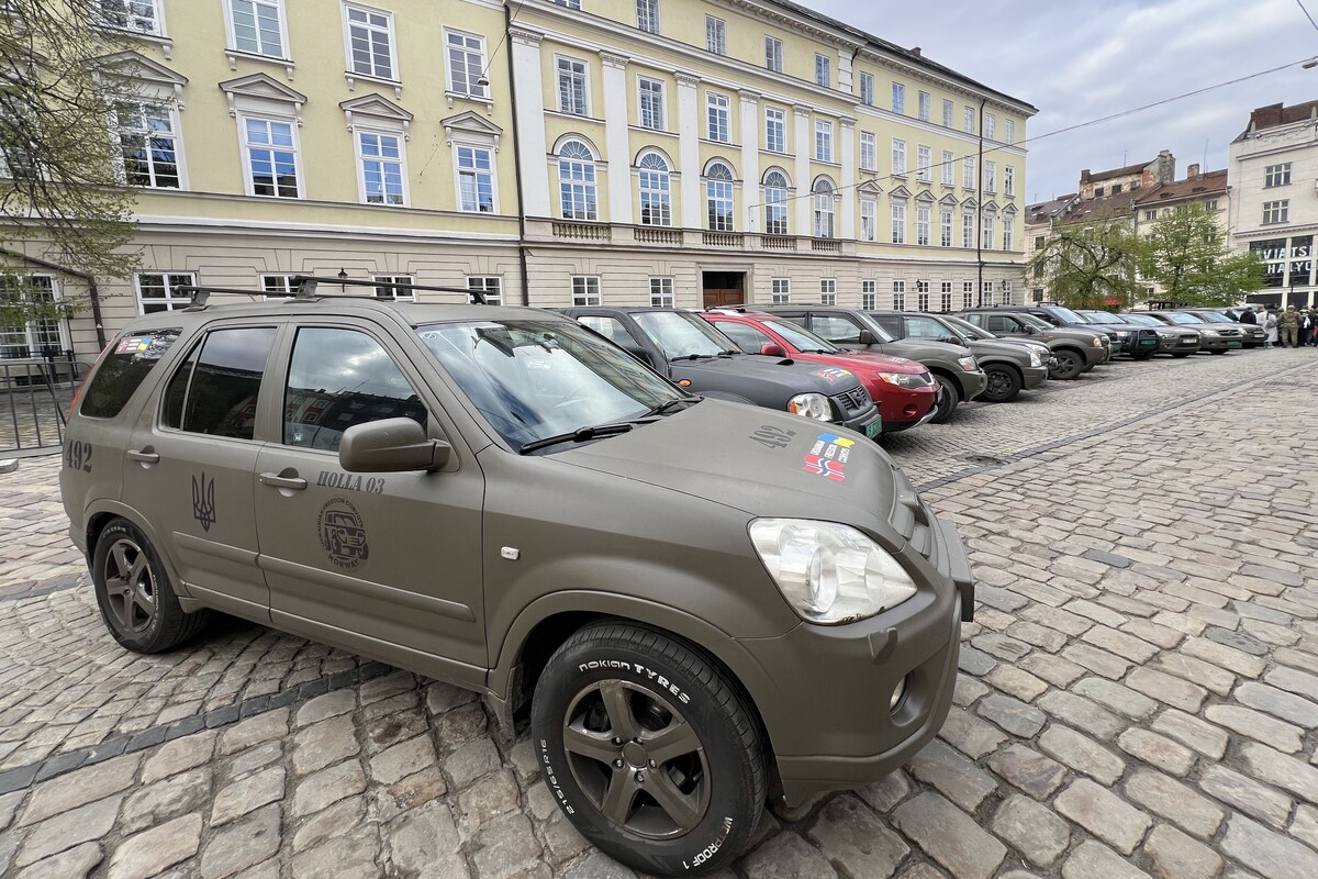 У Львові норвезькі волонтери передали 30 автівок українським військовим - 4
