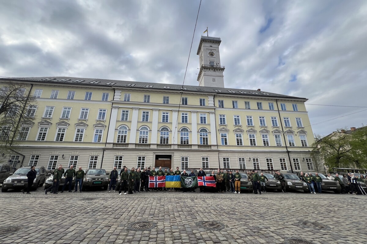 У Львові норвезькі волонтери передали 30 автівок українським військовим - 5
