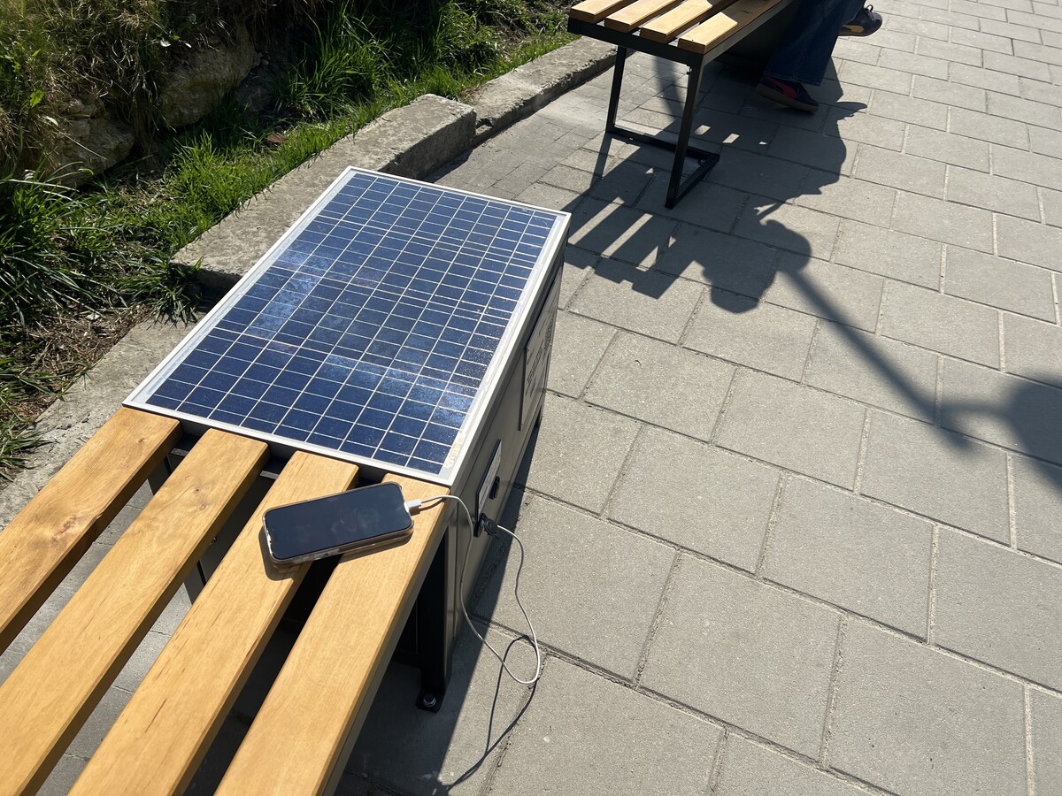 У Львові з’явилися лавки з сонячними батареями - 6