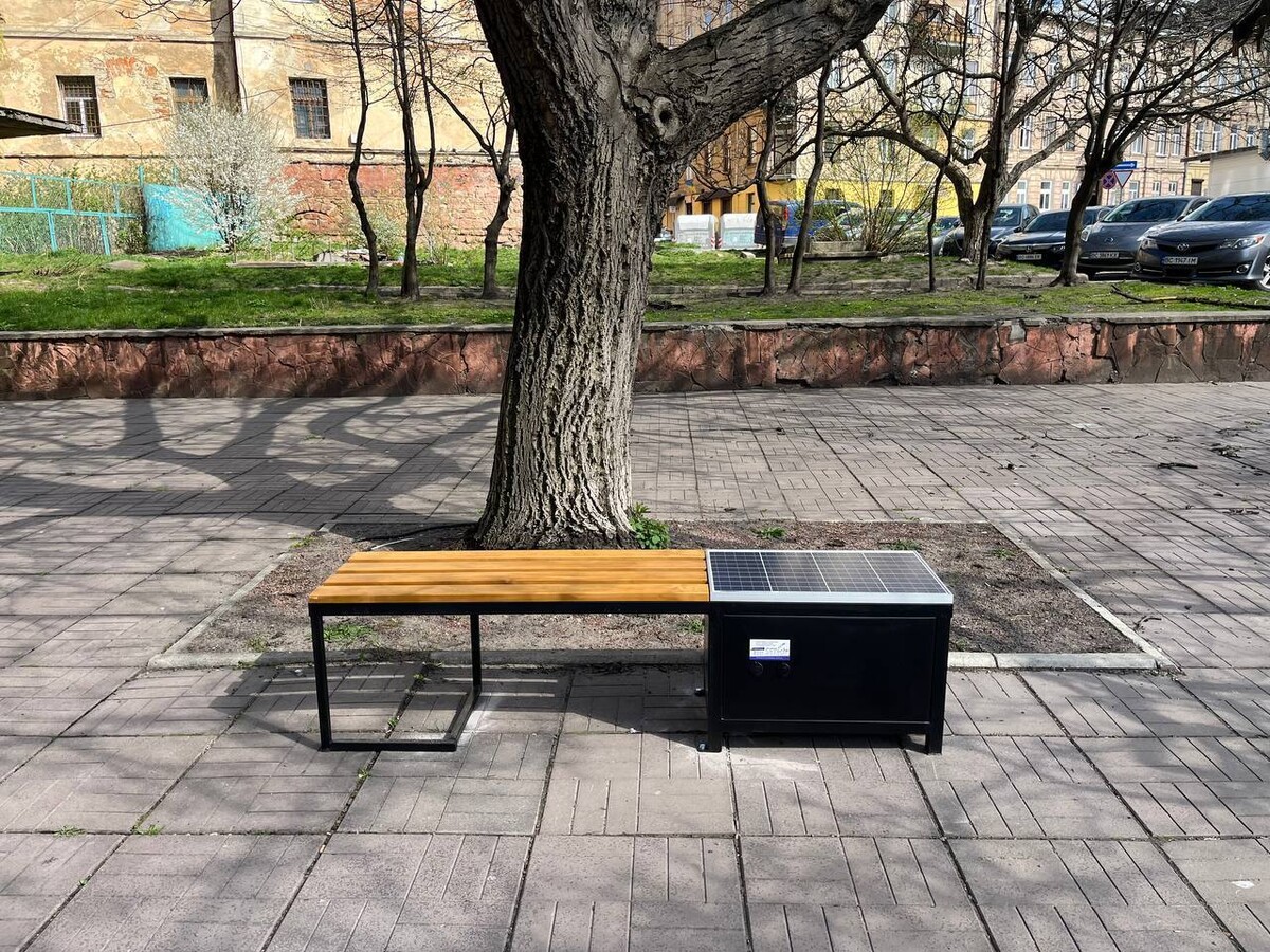 У Львові з’явилися лавки з сонячними батареями - 9