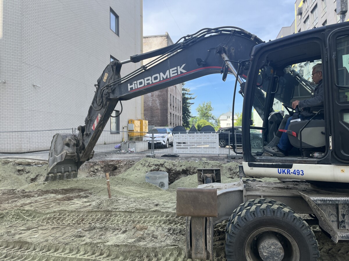 На перехресті Залізничної та Ясної у Львові облаштовують кільцевий рух - 5
