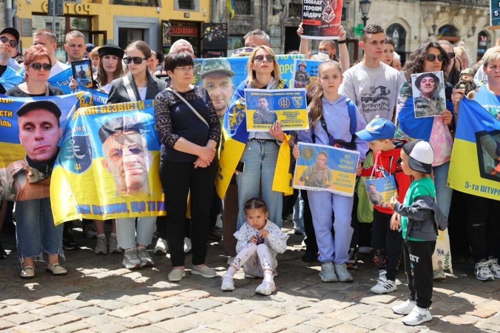 «Місце надії»: на площі Ринок встановили крісло, яке чекає свого Героя - 1