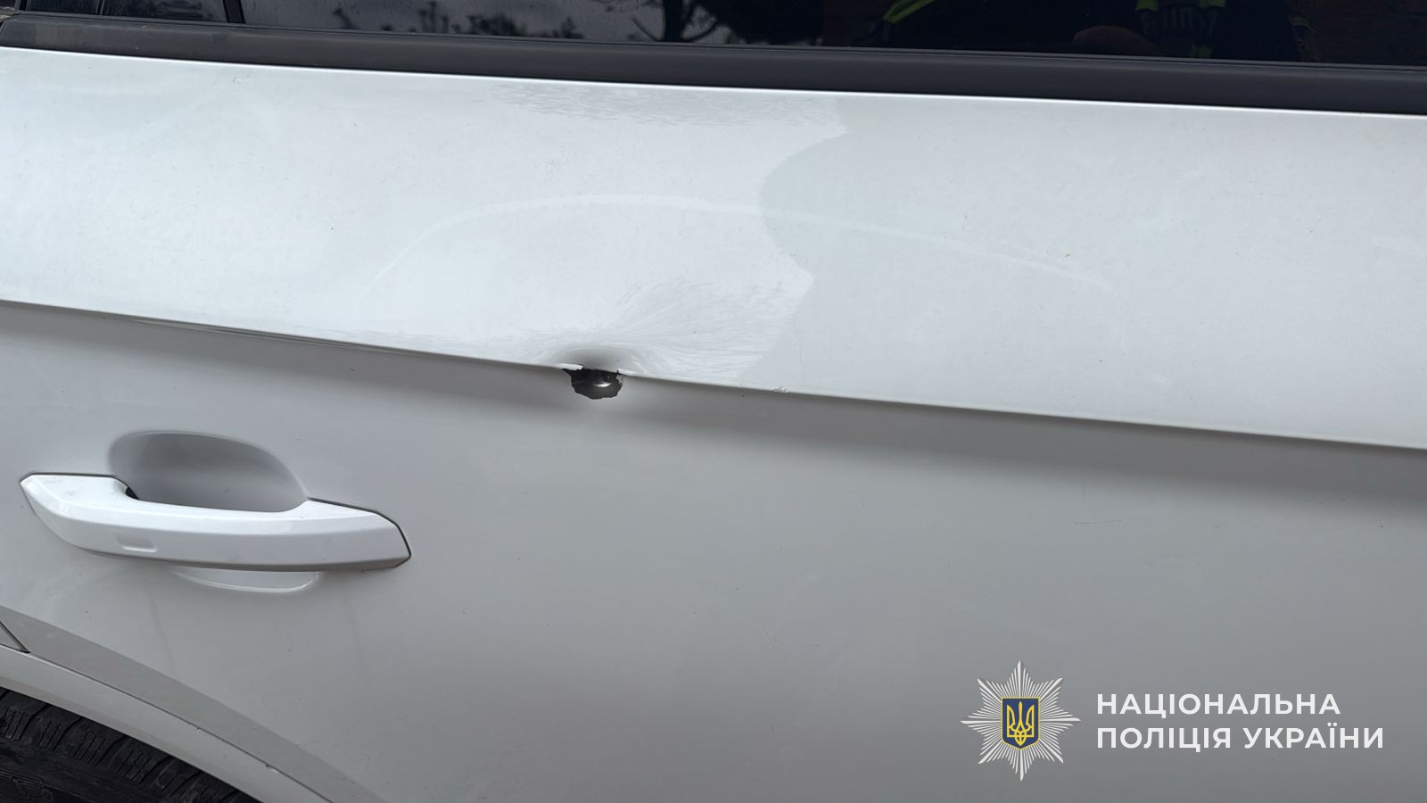 На Львівщині чоловік під час конфлікту вистрілив у автомобіль опонента - 2