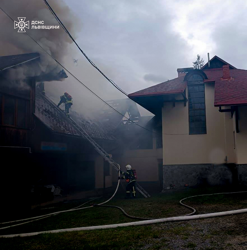 У Славську рятувальники ліквідували пожежу в будівлі магазину - 1