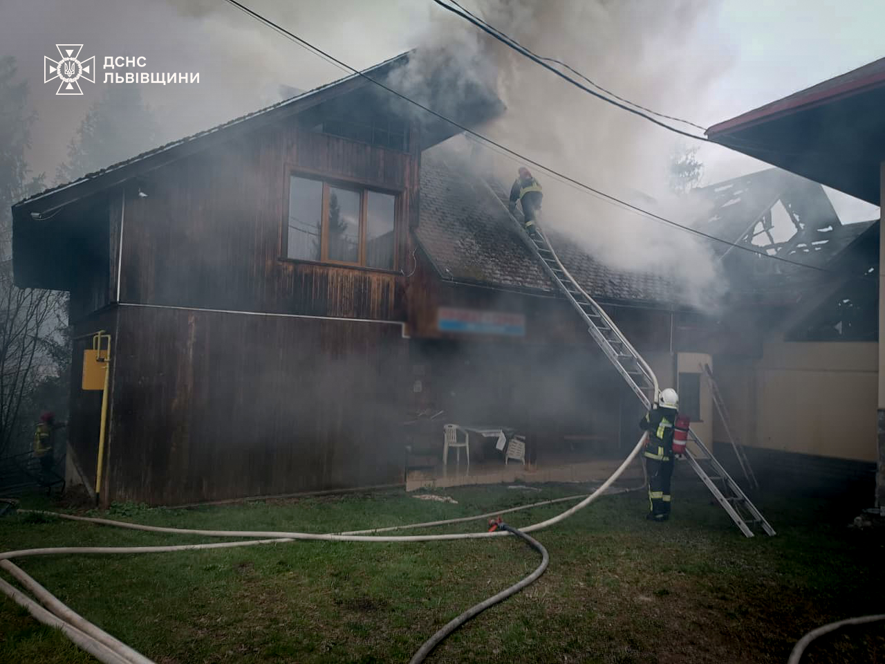 У Славську рятувальники ліквідували пожежу в будівлі магазину - 2