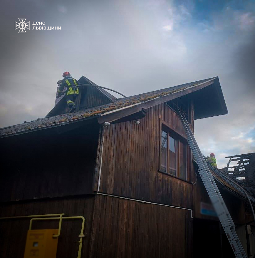 У Славську рятувальники ліквідували пожежу в будівлі магазину - 3