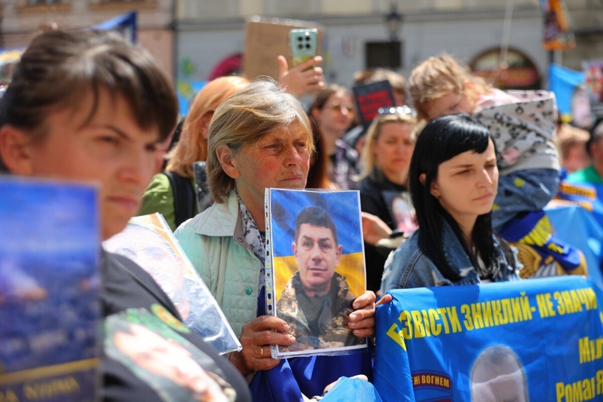«Місце надії»: на площі Ринок встановили крісло, яке чекає свого Героя - 4