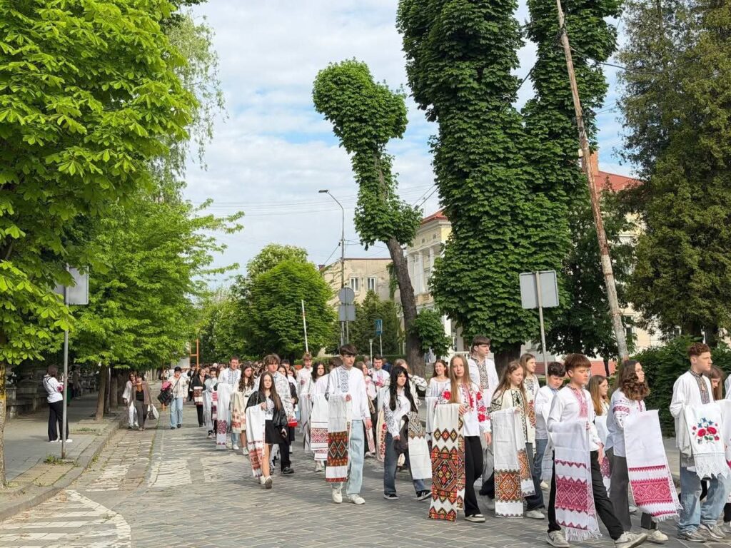 У Дрогобичі на Львівщині встановили рекорд із найбільшої кількості вишитих рушників - 4