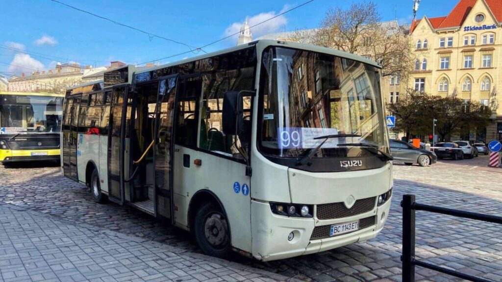 Прощання з воїнами, харчування у школах Львівщини, проблема самокатів: головні новини дня - 7