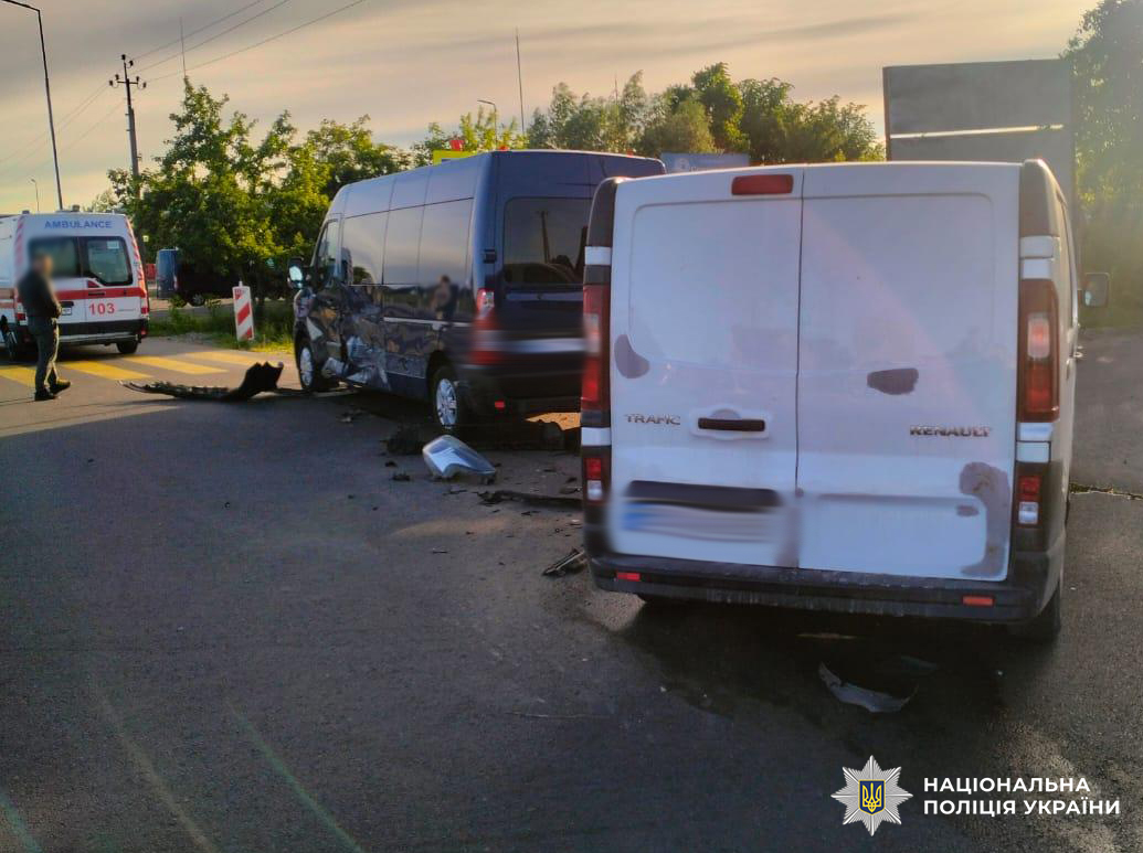 На Львівщині внаслідок зіткнення мікроавтобусів постраждала 64-річна жінка - 2