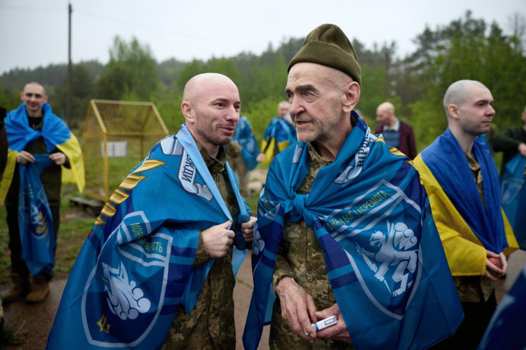 До України повернулись 205 полонених військових - 1