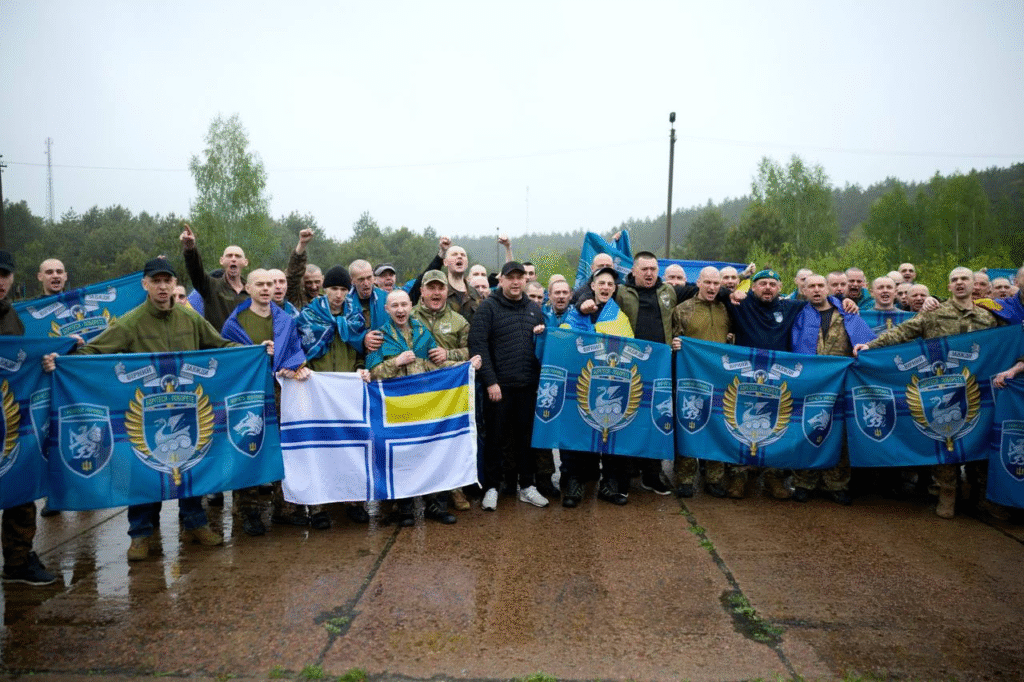 До України повернулись 205 полонених військових - 3