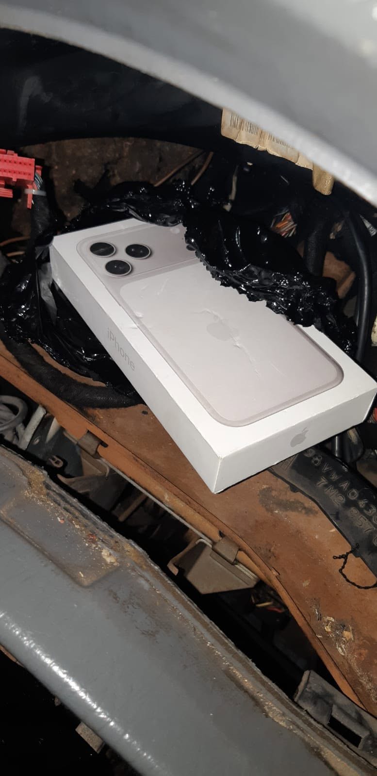 На Львівщині під виглядом гуманітарної допомоги намагалися ввезти iPhone - 1