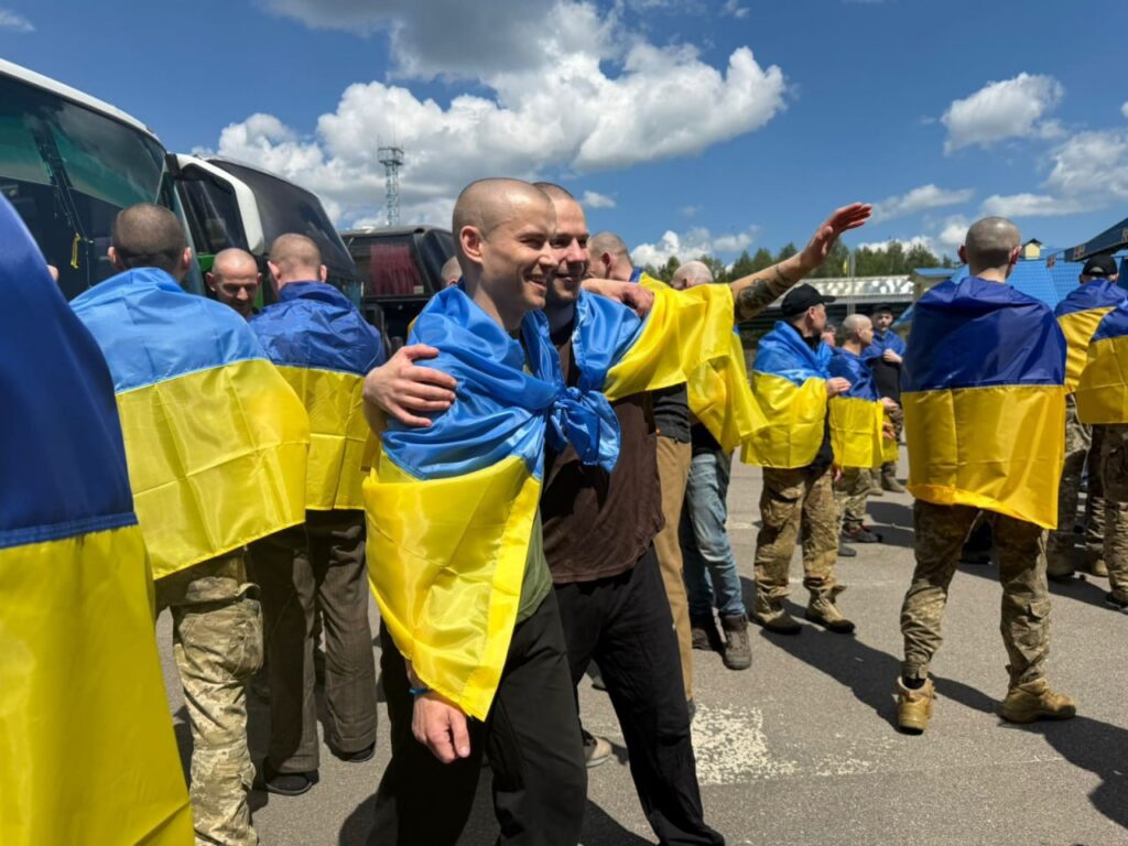 До України з російського полону повернули 185 військових - 1