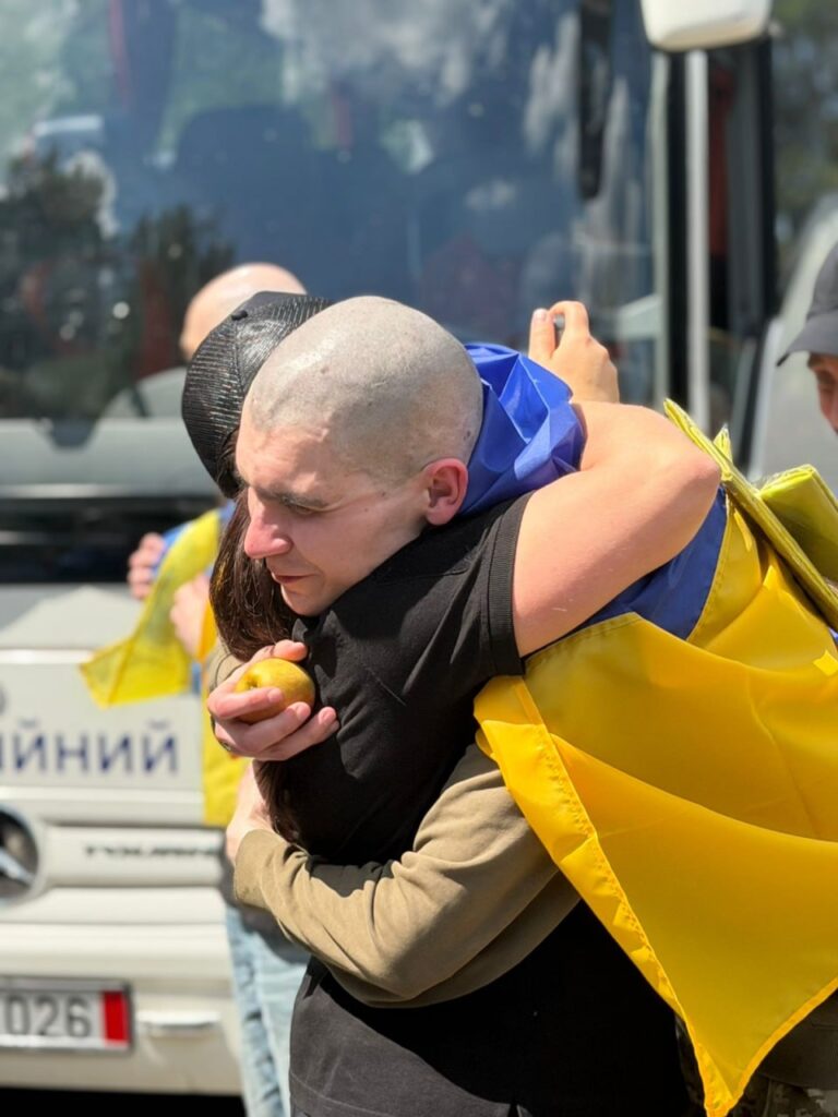 До України з російського полону повернули 185 військових - 3