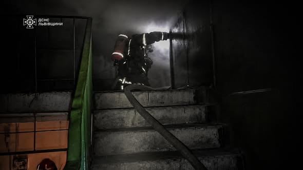 Львівські рятувальники ліквідували пожежу в господарській будівлі та багатоповерхівці - 2