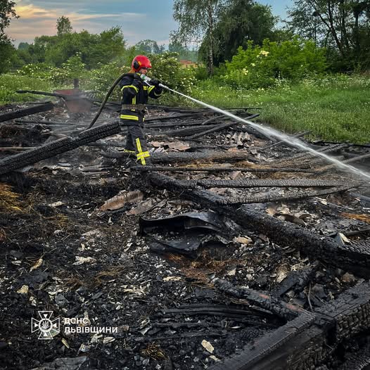 Львівські рятувальники ліквідували пожежу в господарській будівлі та багатоповерхівці - 1