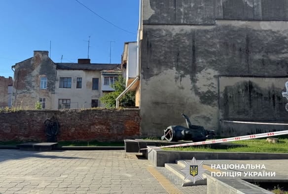 У Дрогобичі затримали чоловіка, який пошкодив меморіал жертвам німецької окупації - 1