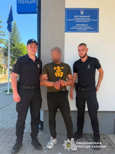 У Дрогобичі затримали чоловіка, який пошкодив меморіал жертвам німецької окупації - 2