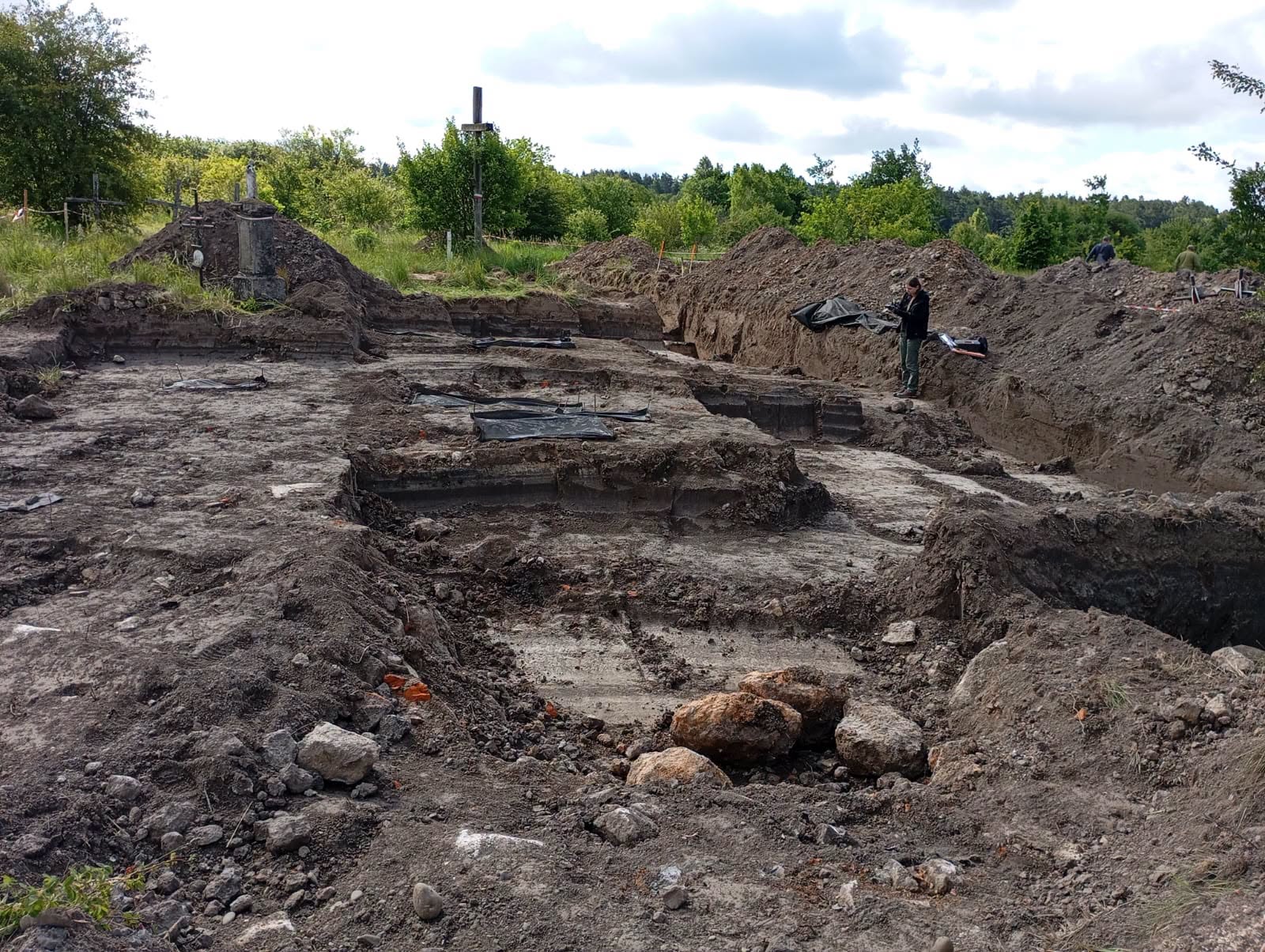 На Львівщині завершили пошуки ймовірного масового поховання поляків - 1