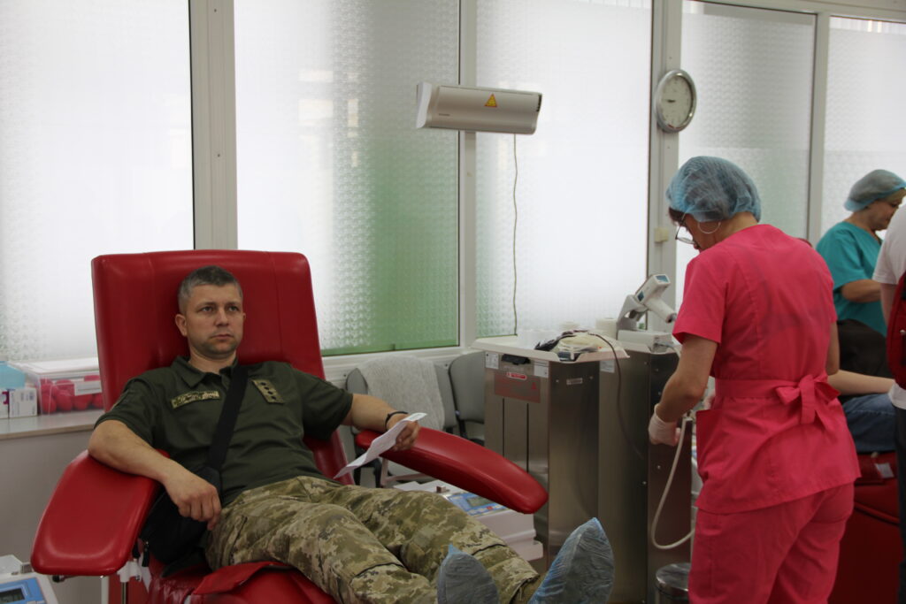 У Львові прикордонники долучилися до встановлення рекорду зі здачі крові (фото) - 2