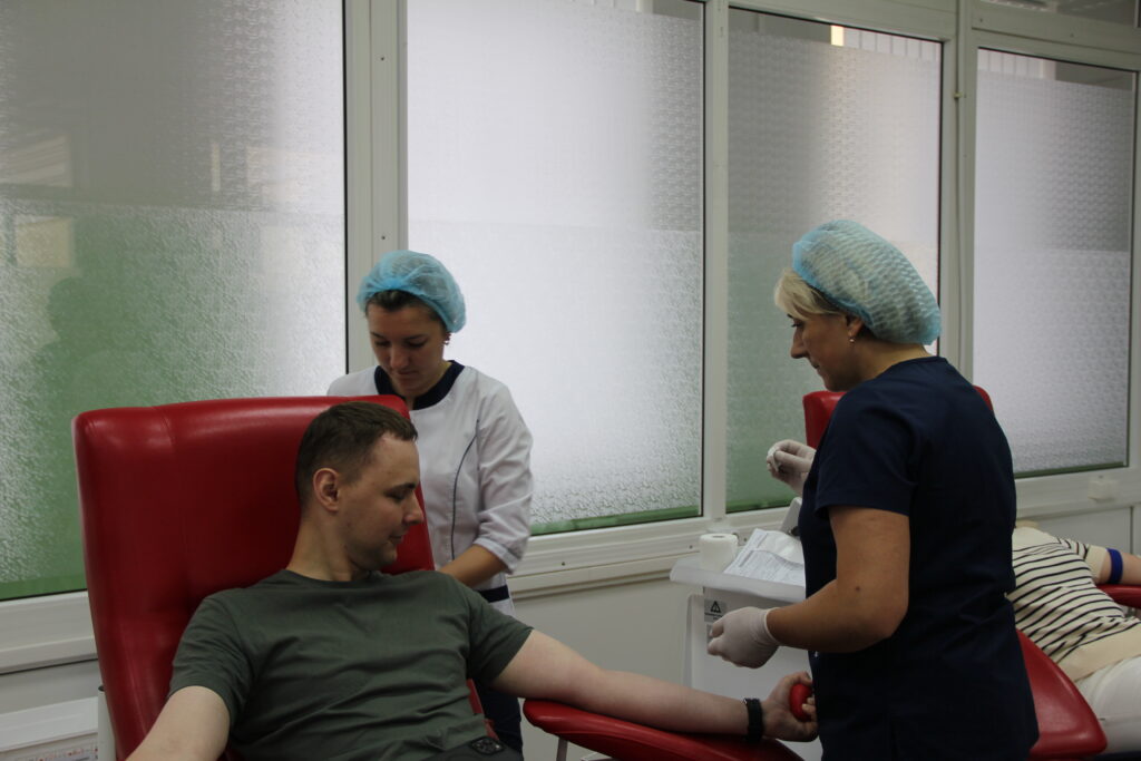 У Львові прикордонники долучилися до встановлення рекорду зі здачі крові (фото) - 7