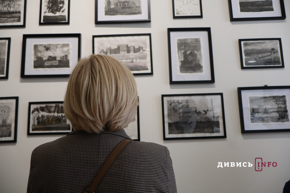 Чорно-біла реальність фронту: у Львові відкрили виставку двох військових-митців - 3