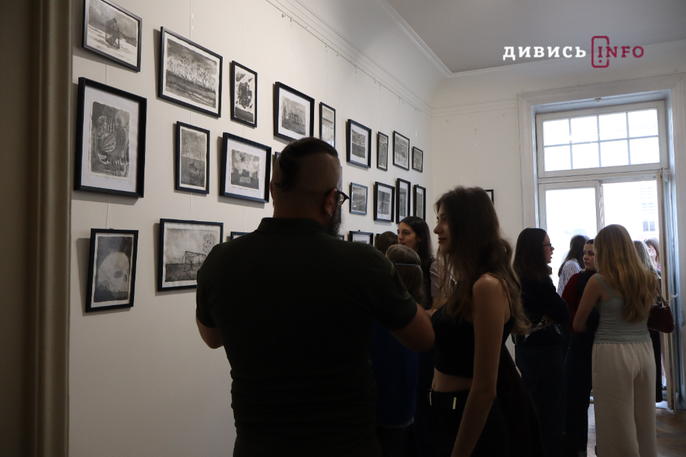 Чорно-біла реальність фронту: у Львові відкрили виставку двох військових-митців - 9