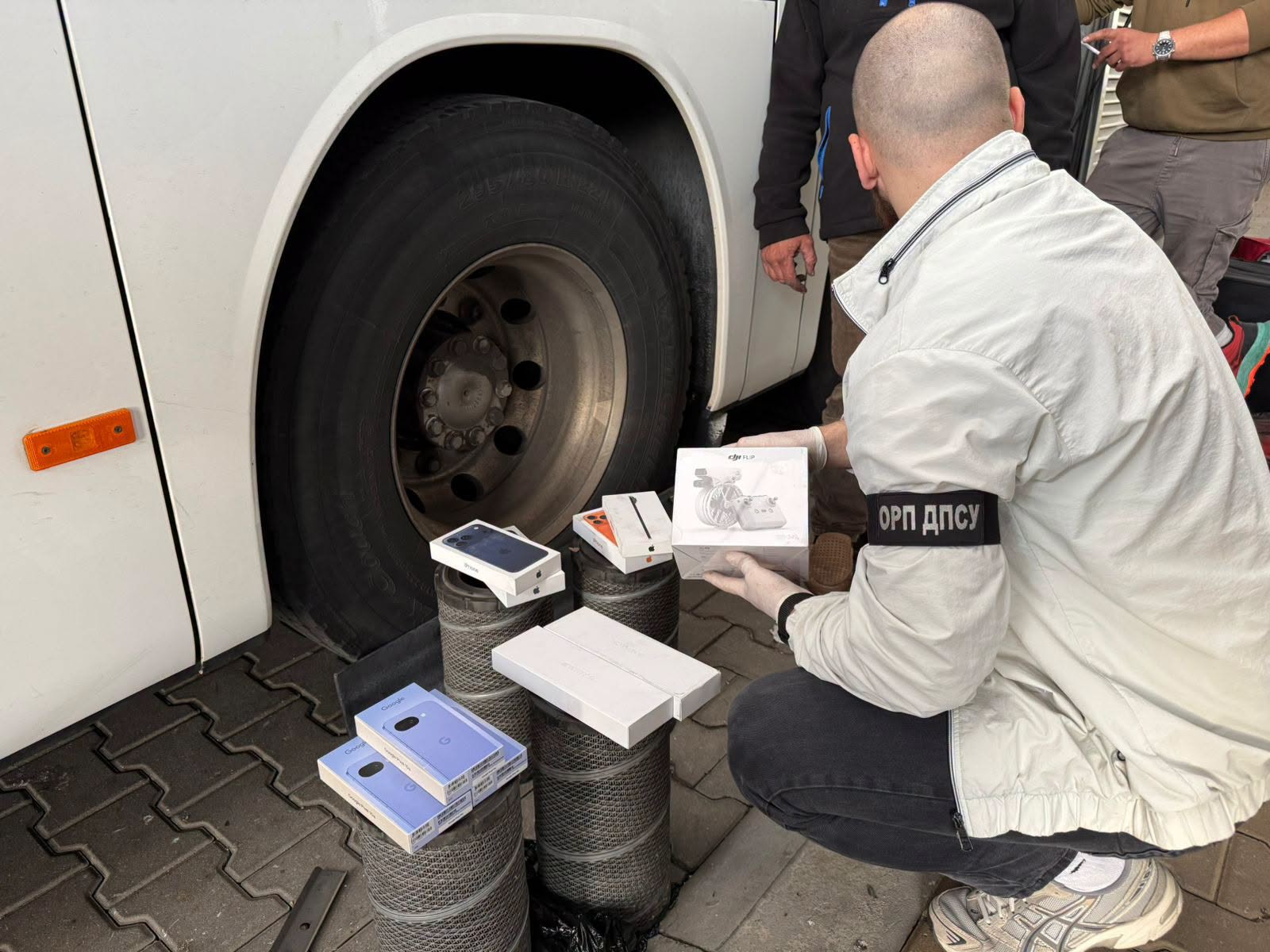На кордоні з Польщею в автобусі виявили незадекларованої техніки на понад мільйон грн - 3