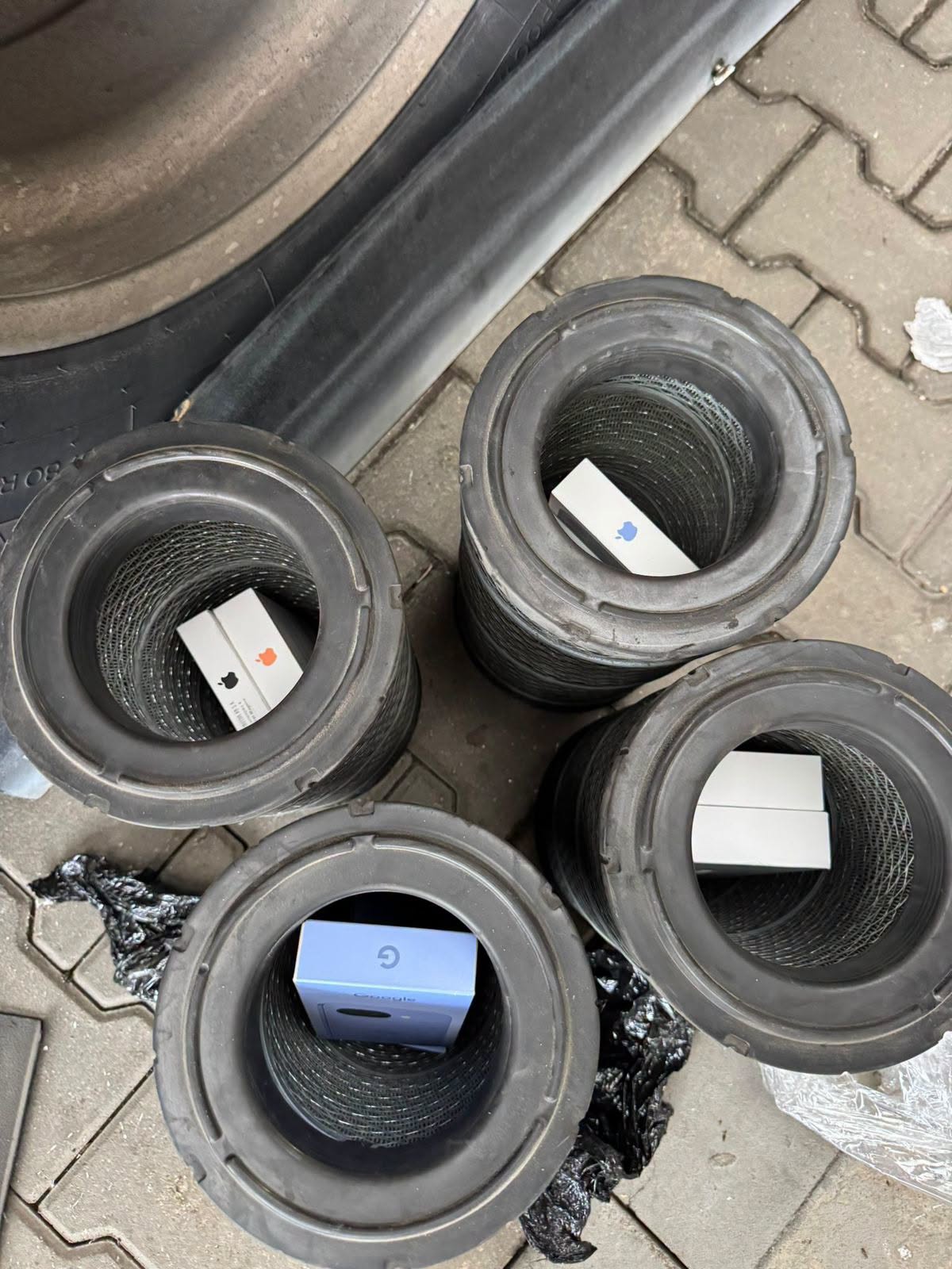 На кордоні з Польщею в автобусі виявили незадекларованої техніки на понад мільйон грн - 5