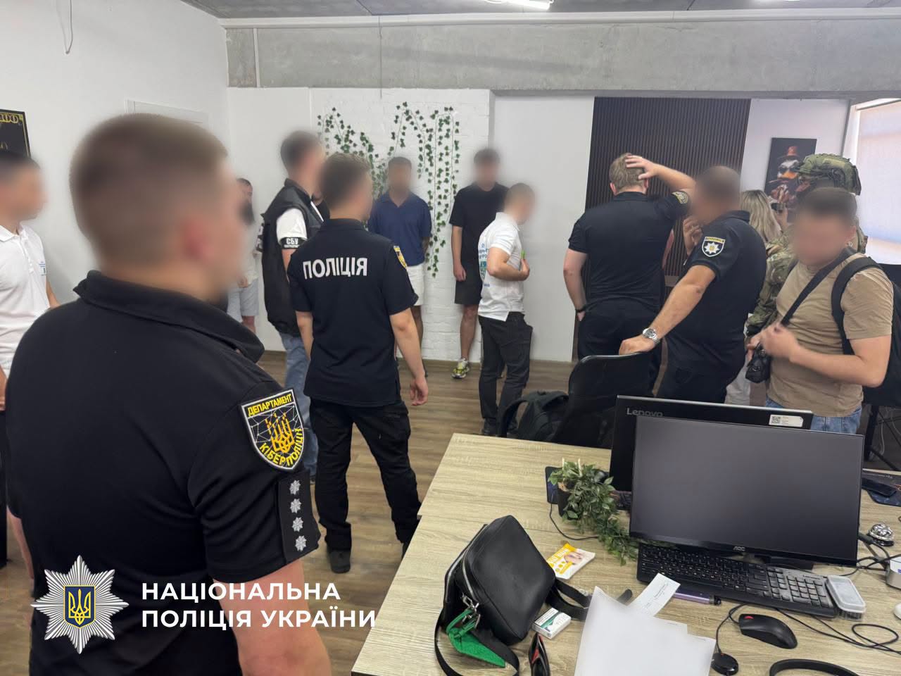 На Львівщині викрили шахрайський call-центр, який ошукав українців та іноземців на понад 2,7 млн грн - 1